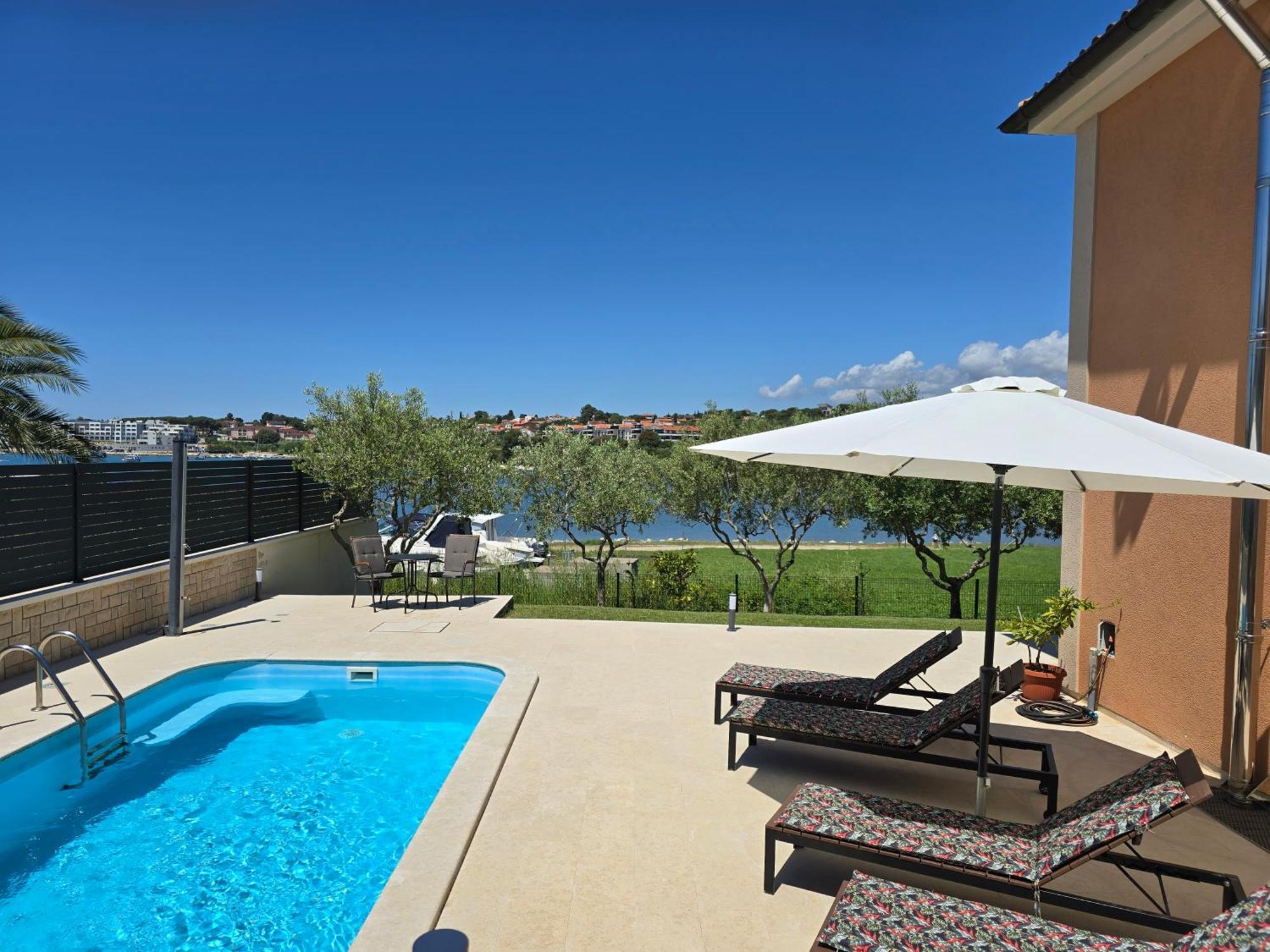 Olive Garden, Apartment With A Private Pool บานโจเล ภายนอก รูปภาพ