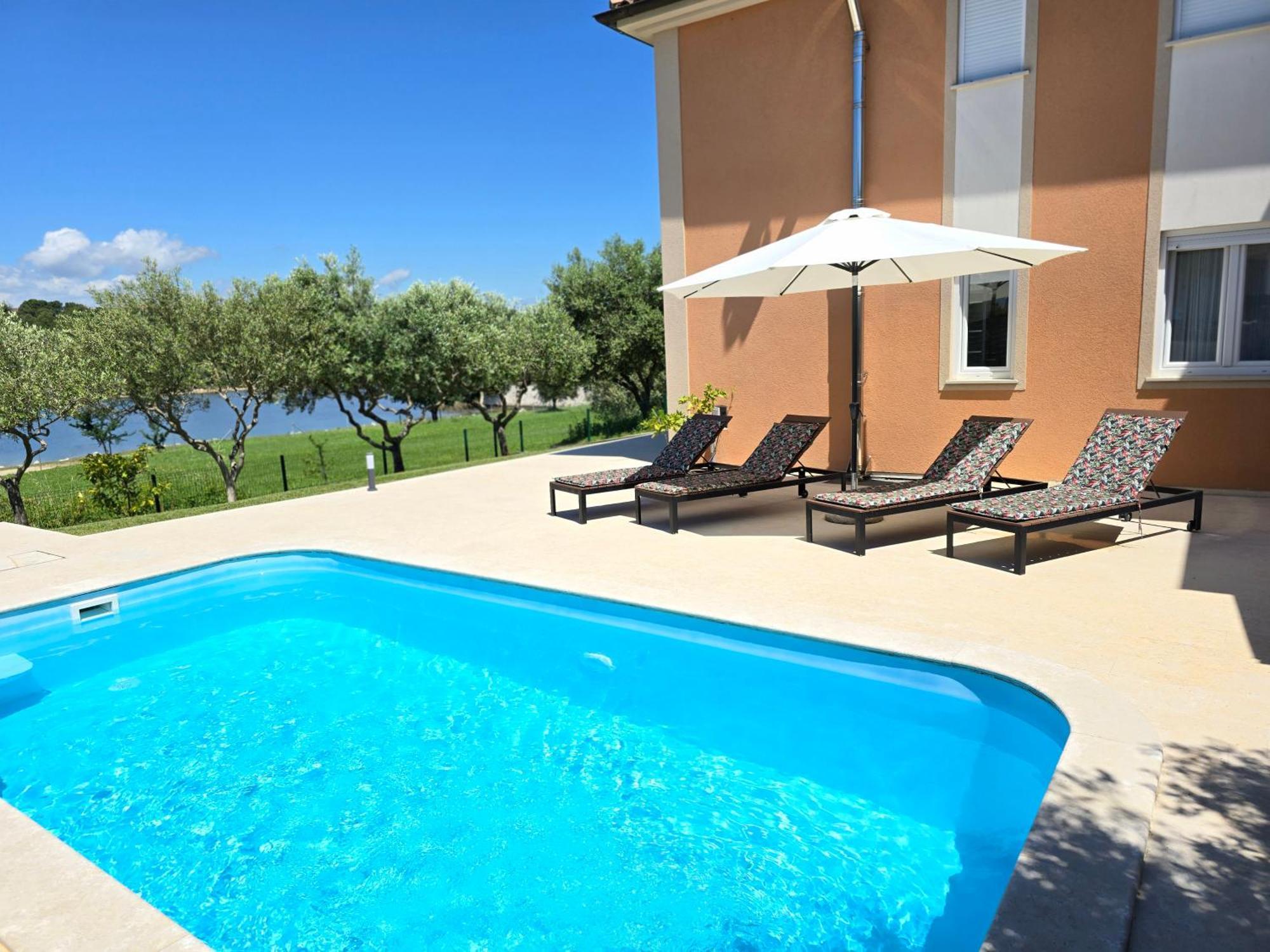 Olive Garden, Apartment With A Private Pool บานโจเล ภายนอก รูปภาพ