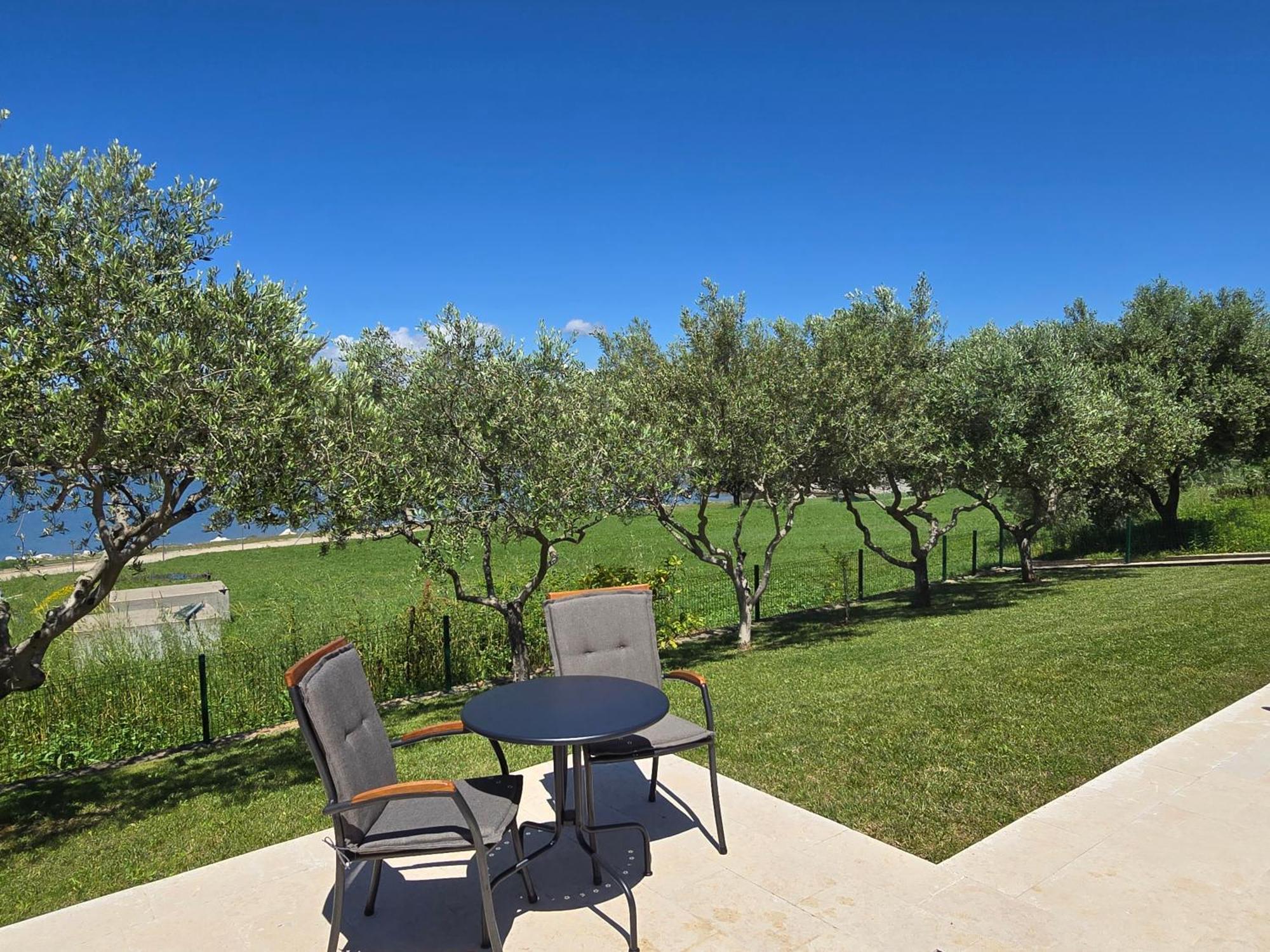 Olive Garden, Apartment With A Private Pool บานโจเล ภายนอก รูปภาพ