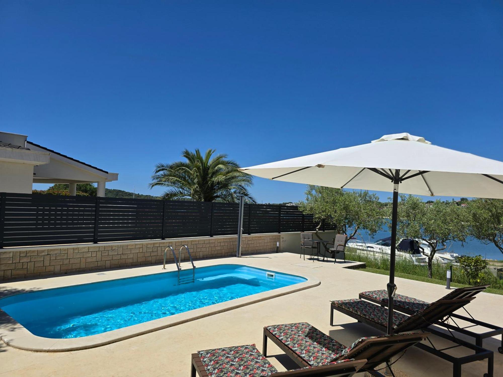 Olive Garden, Apartment With A Private Pool บานโจเล ภายนอก รูปภาพ